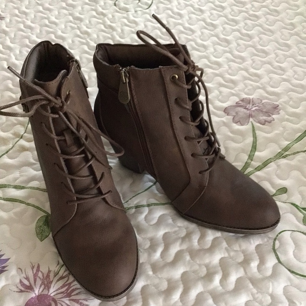 Daisy Fuentes brown boots